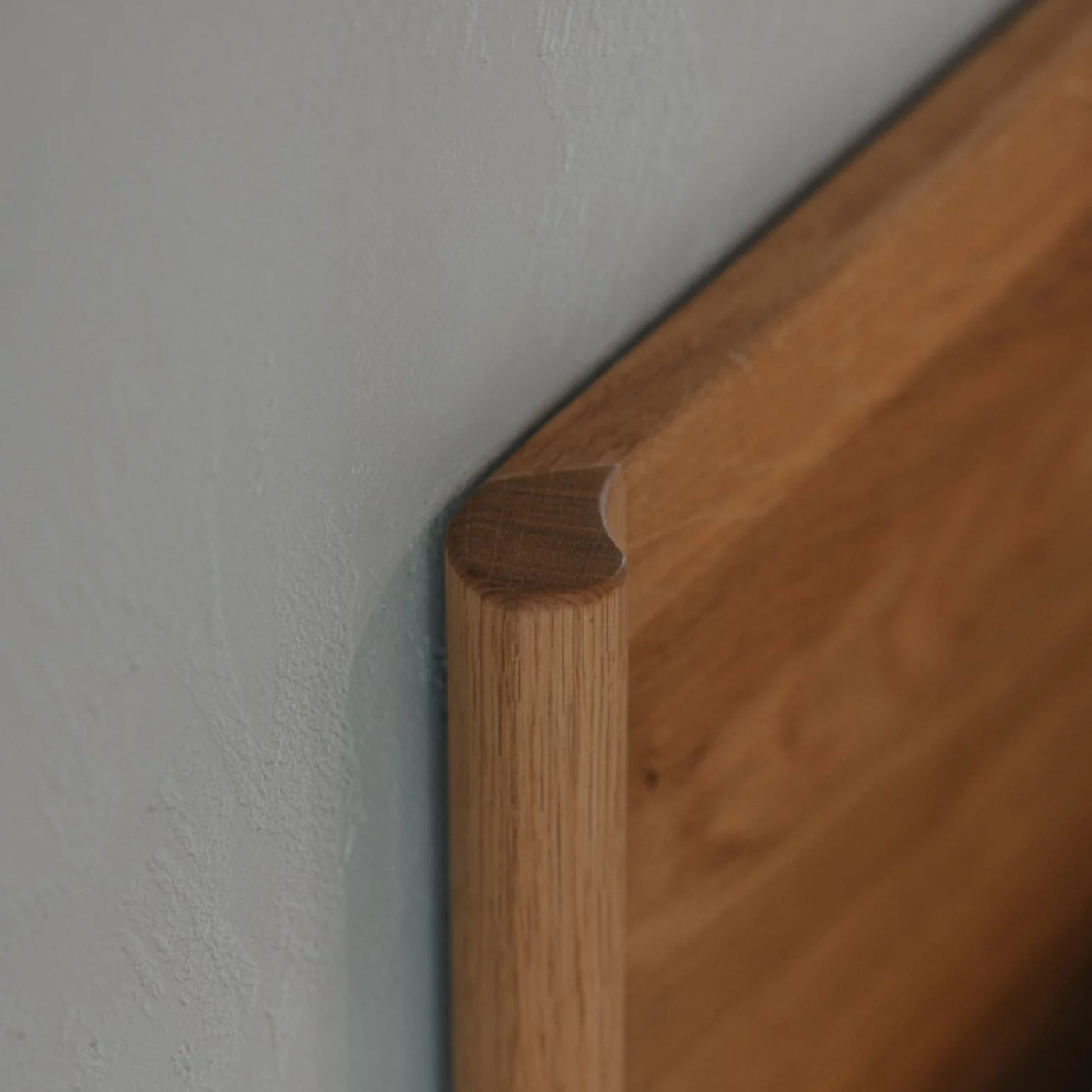 Detail Holzkopfhaupt Detailansicht vom Design des Massivholzkopfhauptes vom times Bett in Eiche massiv