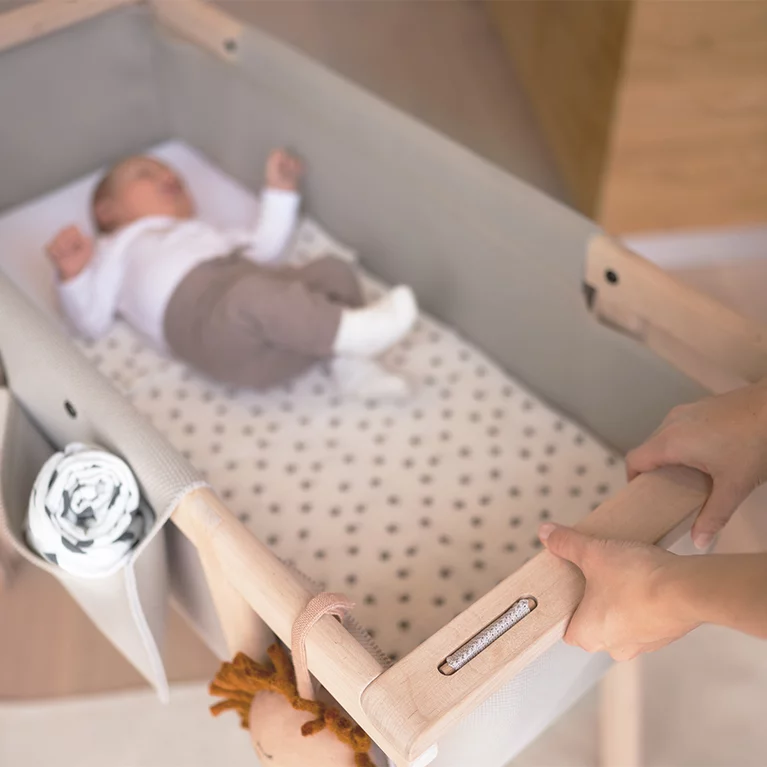 Babybett mobil in Erle Weißöl mit Gestrick und Stofftaschen waschbar