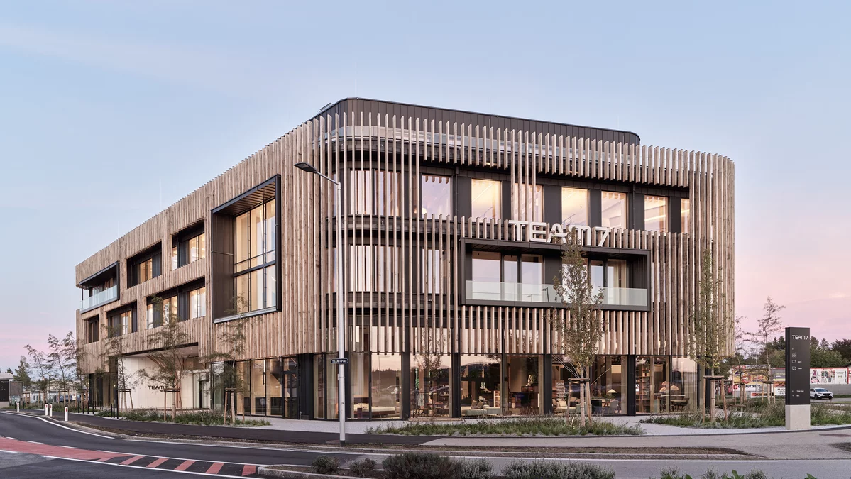 Außenansicht der TEAM 7 Welt in der Dämmerung