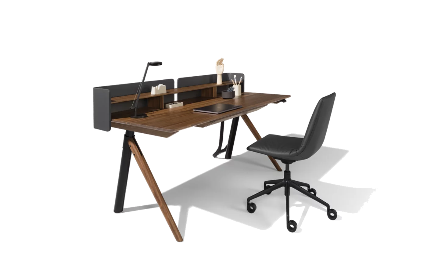 lui Bürostuhl in Leder auf Rollendrehgestell mit höhenverstellbaren pisa Schreibtisch in Nussbaum Massivholz