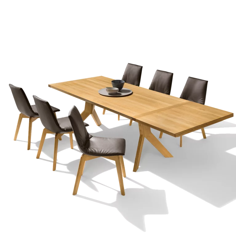 Ausgezogener Esstisch yps aus Massivholz in Eiche mit eleganten lui Stühlen