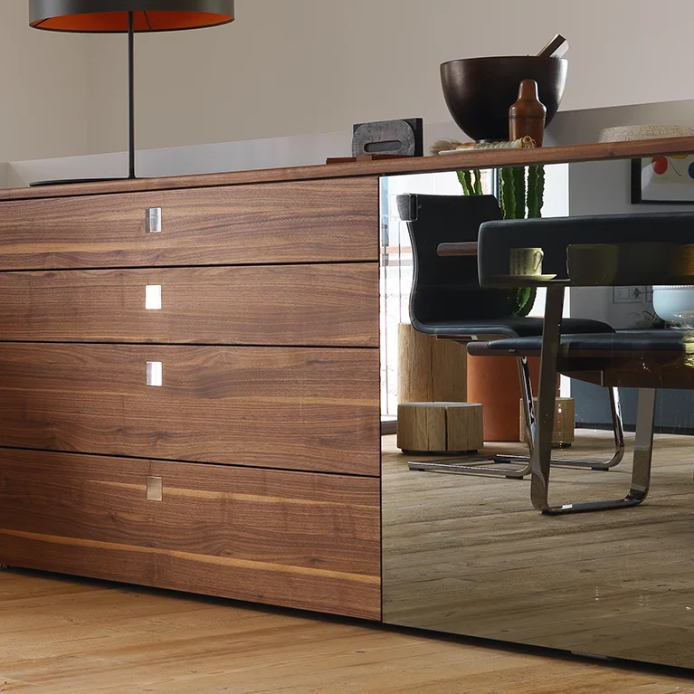 moderne nox Anrichte in Nussbaum und Glasfront