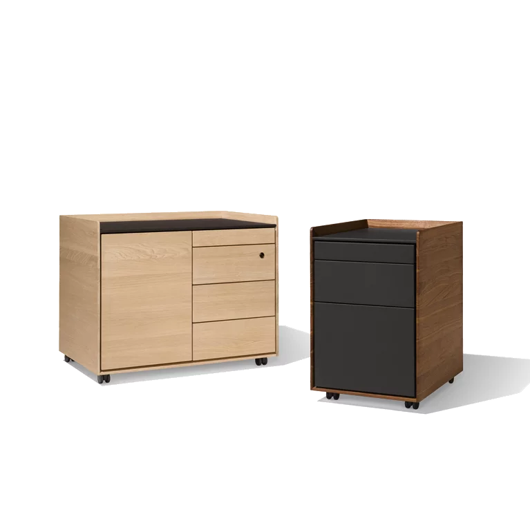 Schreibtischcontainer in Massivholz mit Lederelementen pisa Schreibtischcontainer in Eiche Weißöl und Nussbaum mit Leder Deckplatte und Lederfronten