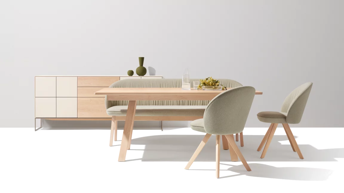 Polsterstühle flor aus Stoff mit Holzgestell in Erle Weiß, taso Tisch und der flor Bank, dahinter cubus pure Anrichte