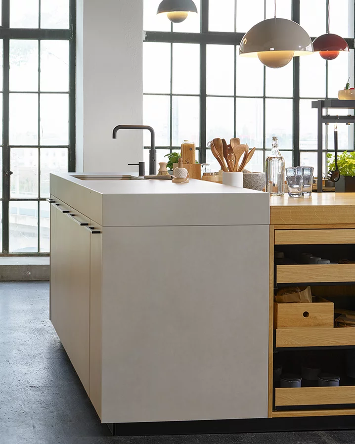 echt.zeit kitchen in solid oak with kitchen block in ceramic phedra