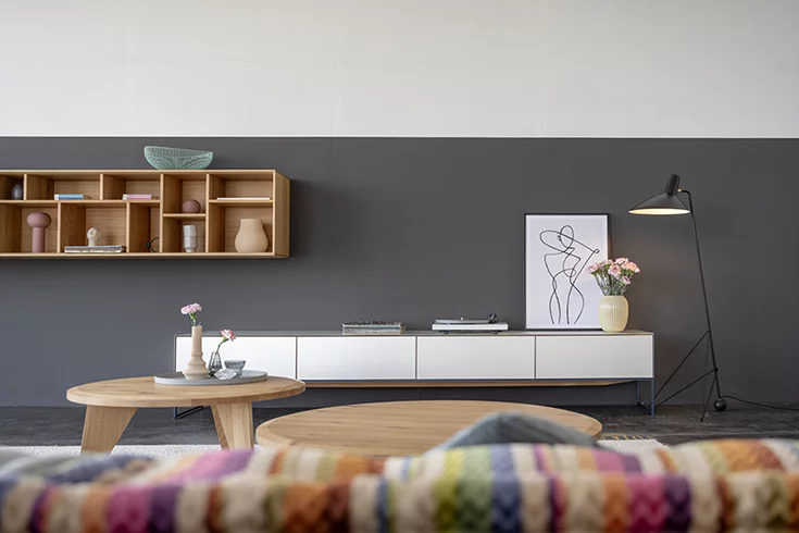 modernes Wohnzimmermöbel cubus pure in pearl kombiniert mit dem hängenden Regal graphic aus Massivholz Eiche und dem Couchtisch ur aus Eiche Wild