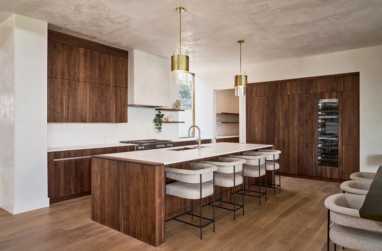 Moderne Nussbaum-Massivholzküche mit senkrechter Maserung und klarer Linienführung – hochwertiges Design für stilvolle Wohnräume. Moderne linee Nussbaum-Massivholzküche mit senkrechter Maserung und klarer Linienführung – hochwertiges Design für stilvolle Wohnräume.