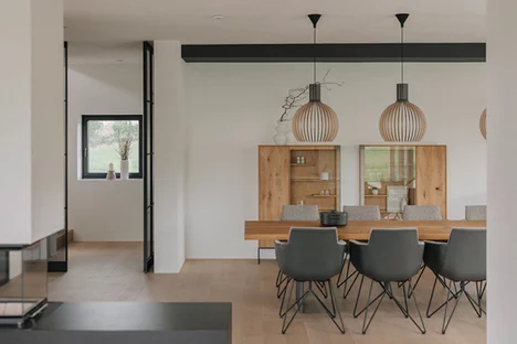 Modernes Esszimmer mit gand lui Stühlen an echt.zeit Tisch vor zwei filigno Highboards in Eiche Naturöl