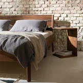 light Bett in Nussbaum Naturholz mit dem clip Beistelltisch