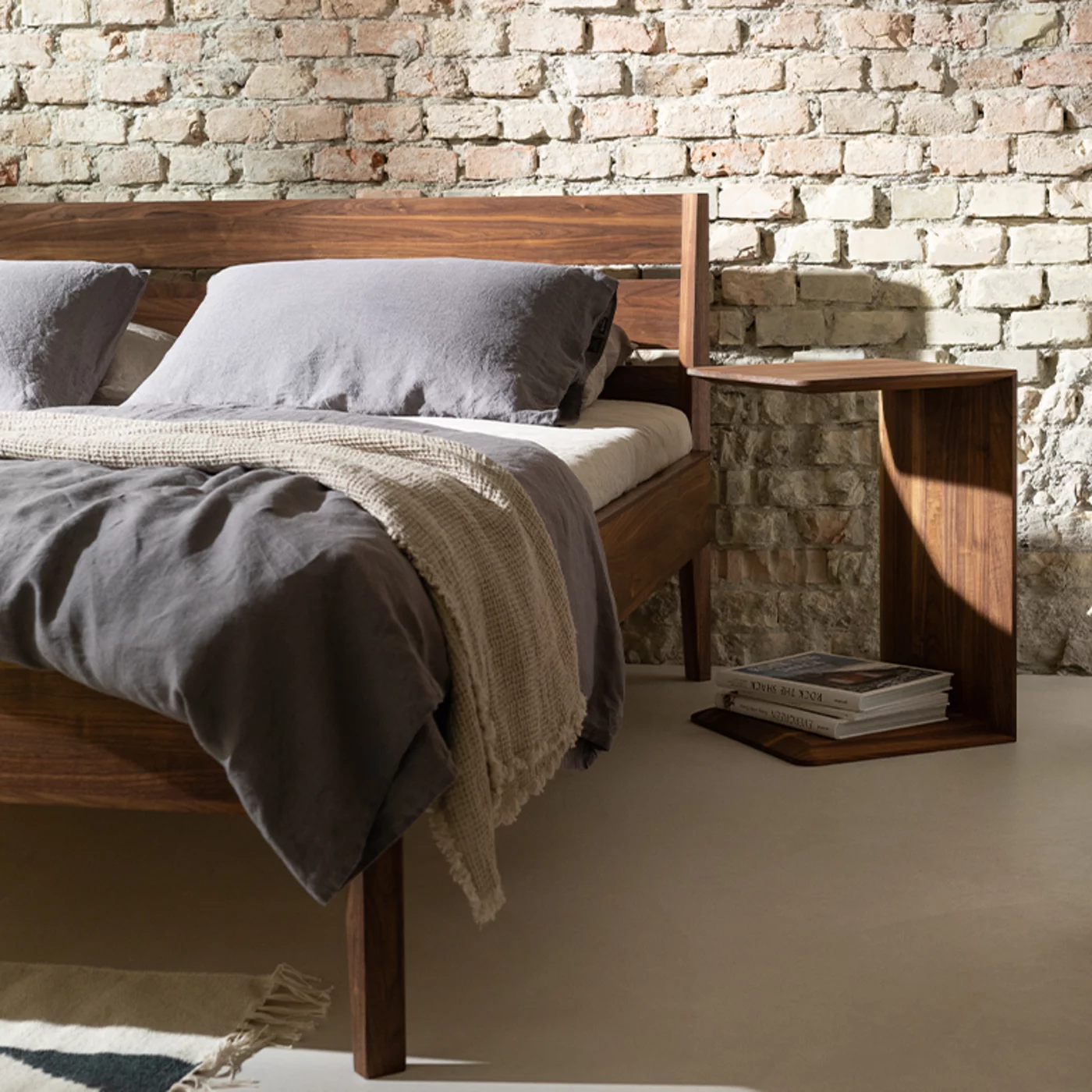 light Bett in Nussbaum Naturholz mit dem clip Beistelltisch