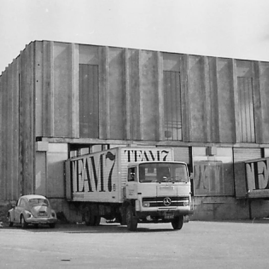 Old black and white photo of a TEAM 7 lorry at a loading ramp at the TEAM 7 factory
