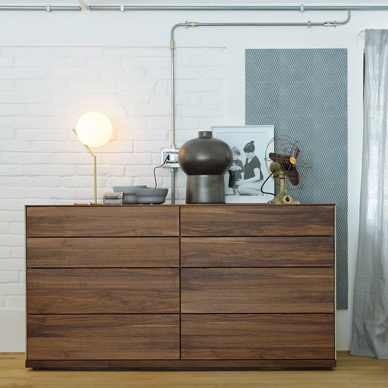 riletto Kommode in Nussbaum massiv mit Lederseitenteil, Frontalansicht