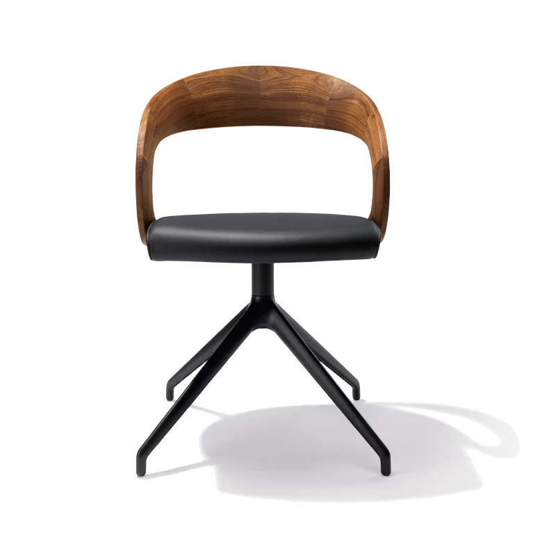 komfortabler Drehstuhl girado mit Ledersitz, Gestell in schwarz matt und Lehne in Nussbaum, Frontalansicht