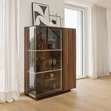 eleganter filigno Vitrinenschrank in Nussbaum mit stilvoll beleuchtetem Rauchglas, inklusive Podest