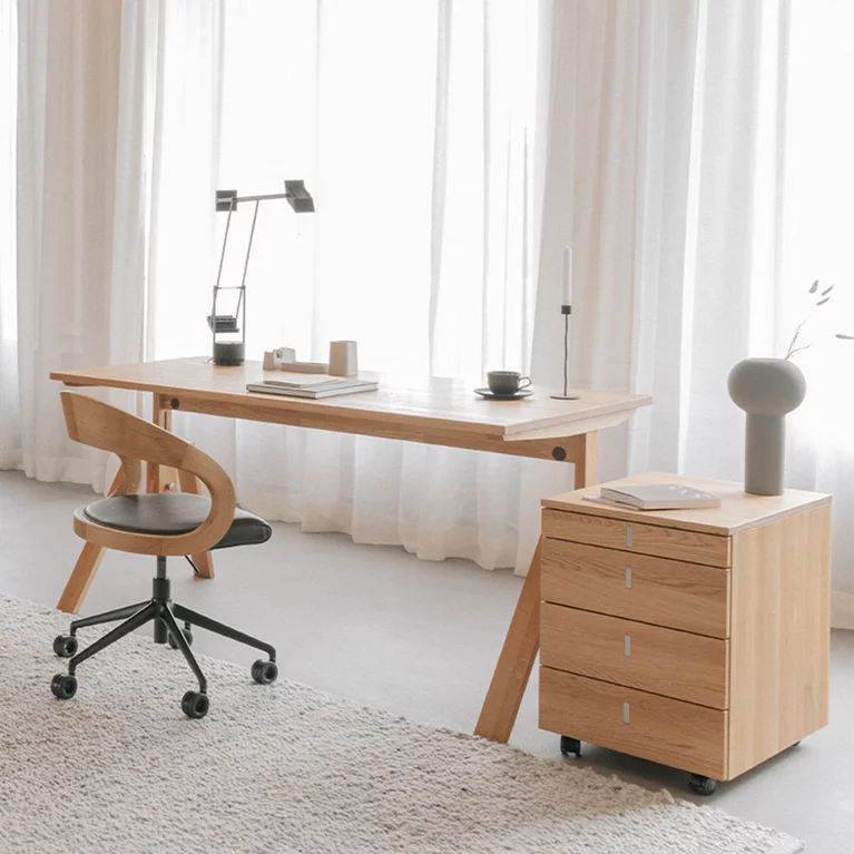 girado Bürodrehstuhl, atelier Schreibtisch mit cubus Rollcontainer in Eiche Massivholz und Farbgläsern