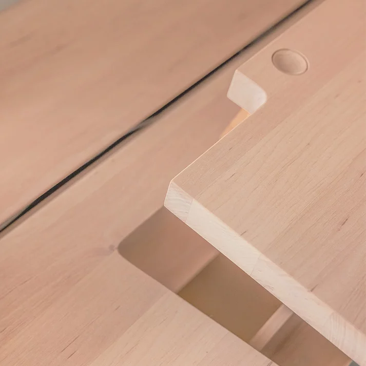 Schreibtisch kids mit neigbarer Tischplatte mit Knopf manuell verstellbar in Erle Weißöl, Detailansicht