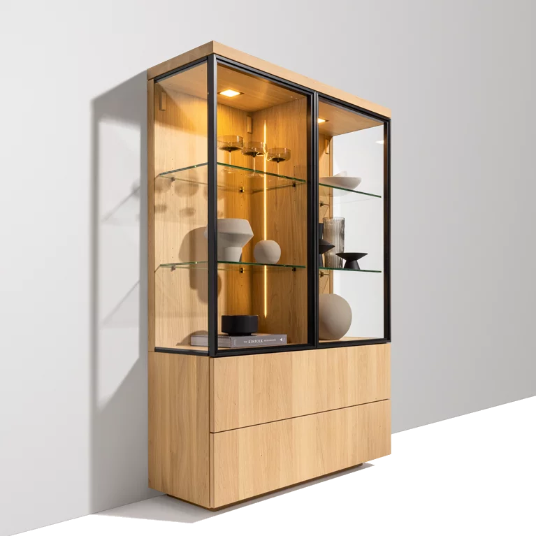 moderne cubus Vitrine in Eiche Weißöl mit beleuchteten Klarglastüren und Massivholzladen