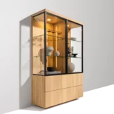 moderne cubus Vitrine in Eiche Weißöl mit beleuchteten Klarglastüren und Massivholzladen