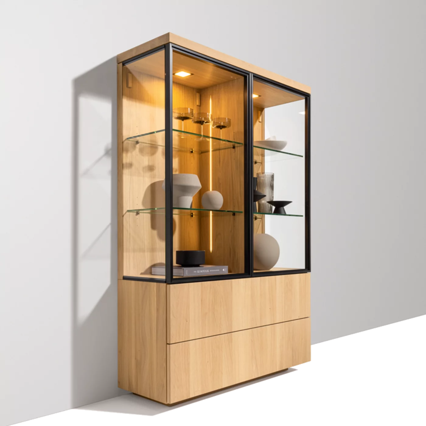 moderne cubus Vitrine in Eiche Weißöl mit beleuchteten Klarglastüren und Massivholzladen