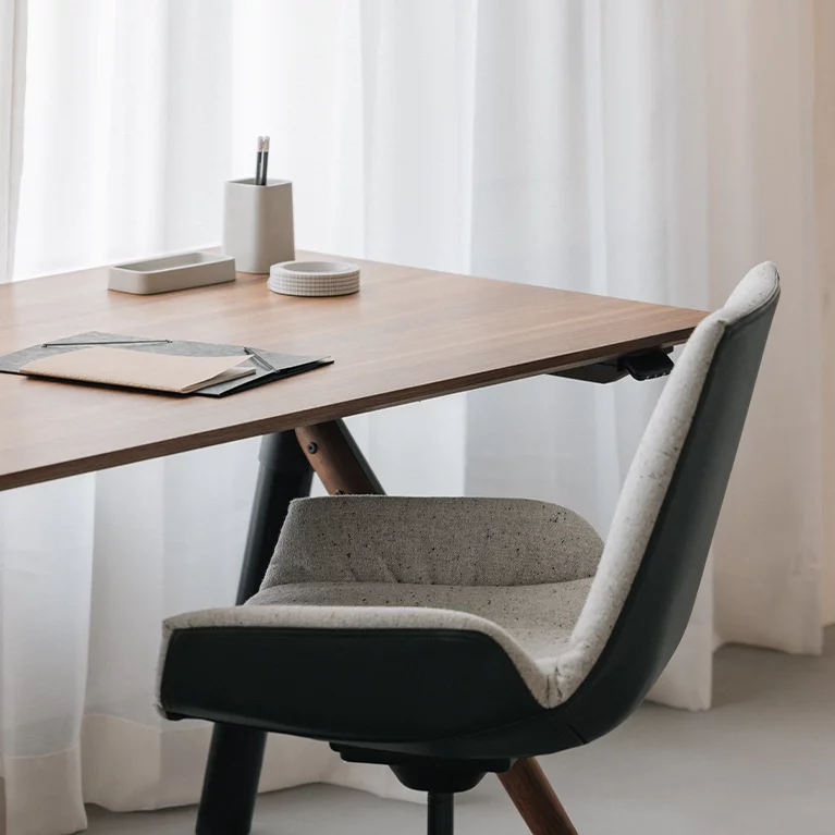 lui plus office swivel chair in fabric on pisa desk