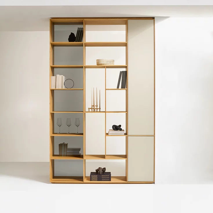 Eleganter deckenhoher Massivholz Raumteiler filigno in Eiche Naturöl mit Rauchglas Zwischenwand und Farbglasfronten