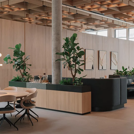 Sitznischen mit Textilbezug und Raumteilerelemente aus massiver Eiche und Keramik