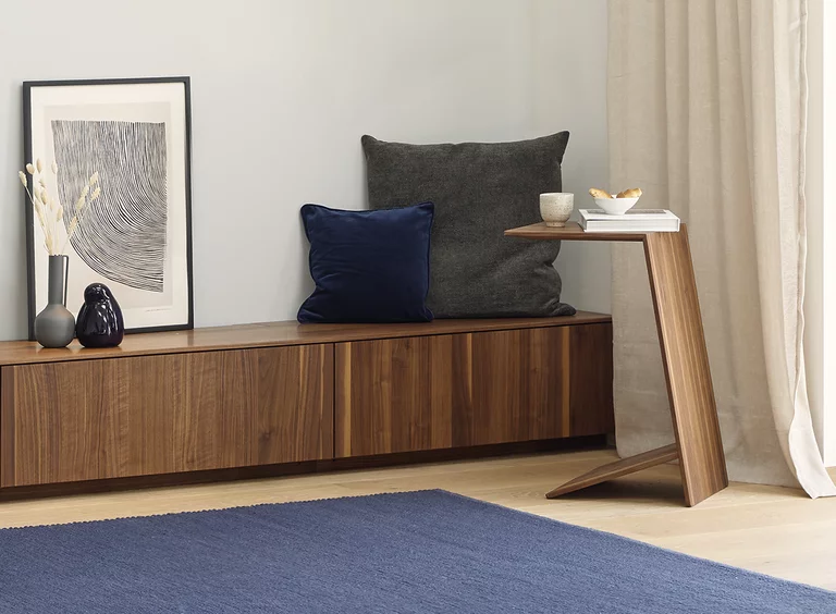 Beistelltisch clip mit dem Lounge Chair elliot in Nussbaum