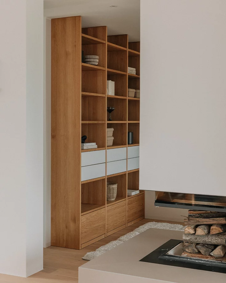 Regalsystem cubus in Vollholz Eiche mit Glasladen in weiß matt und Holzklappen