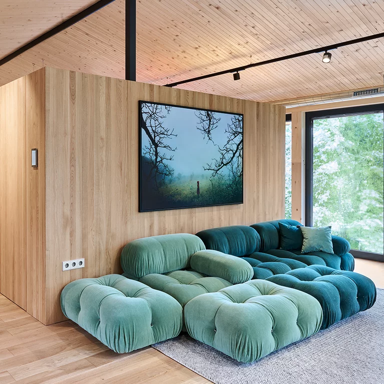 Rückseite von freistehender maßgefertigter Vorratskammer integriert in Küchenblock aus Eiche Massivholz