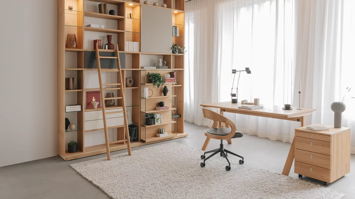 girado Bürodrehstuhl und atelier Schreibtisch mit cubus Rollcontainer und cubus Schieberegal und  in Eiche Massivholz und Farbgläsern