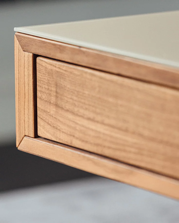 höhenverstellbarer Wohnzimmertisch lift in Nussbaum mit Farbglas kiesel matt, Detailansicht