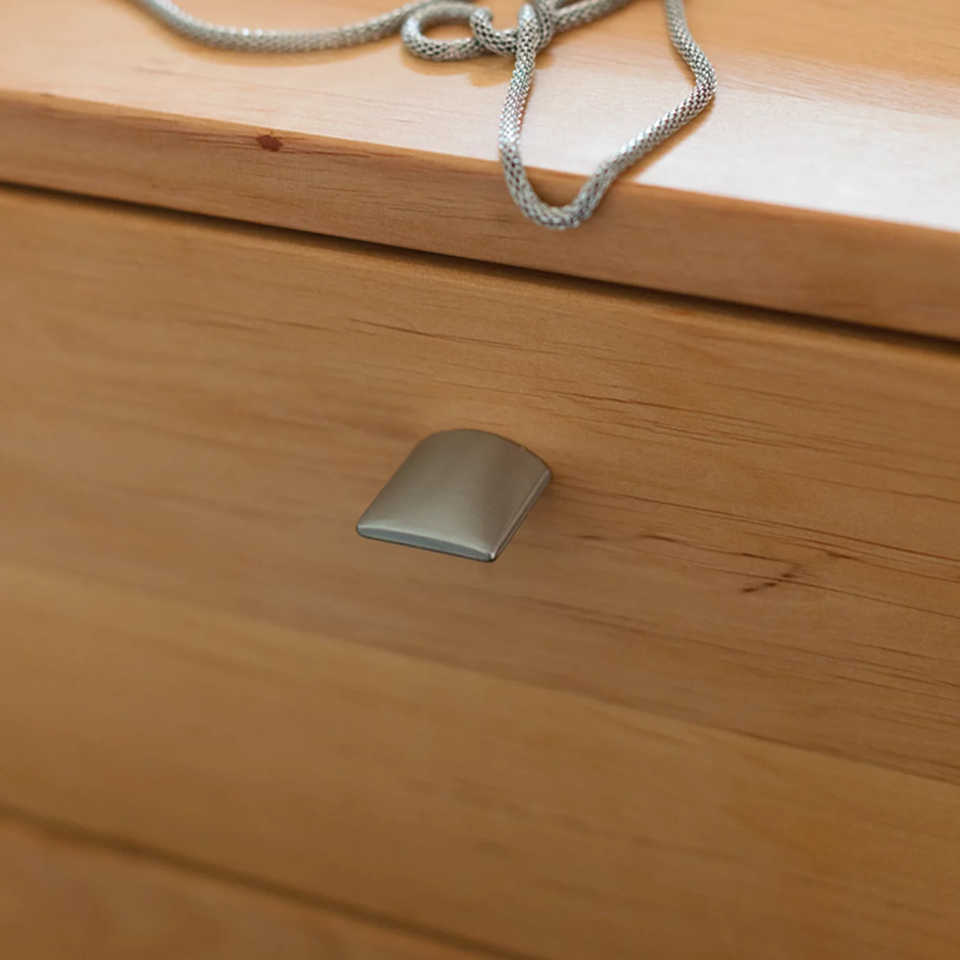 sesam chest of drawers in solid alder with elegant handles, detailed view