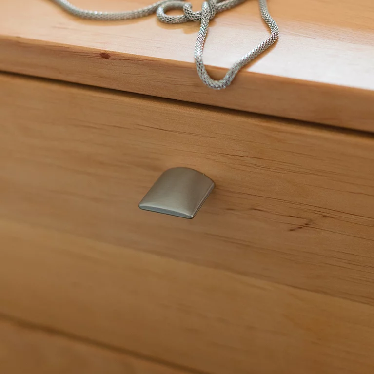 sesam Kommode in Erle Vollholz mit edlen Griffen, Detailansicht