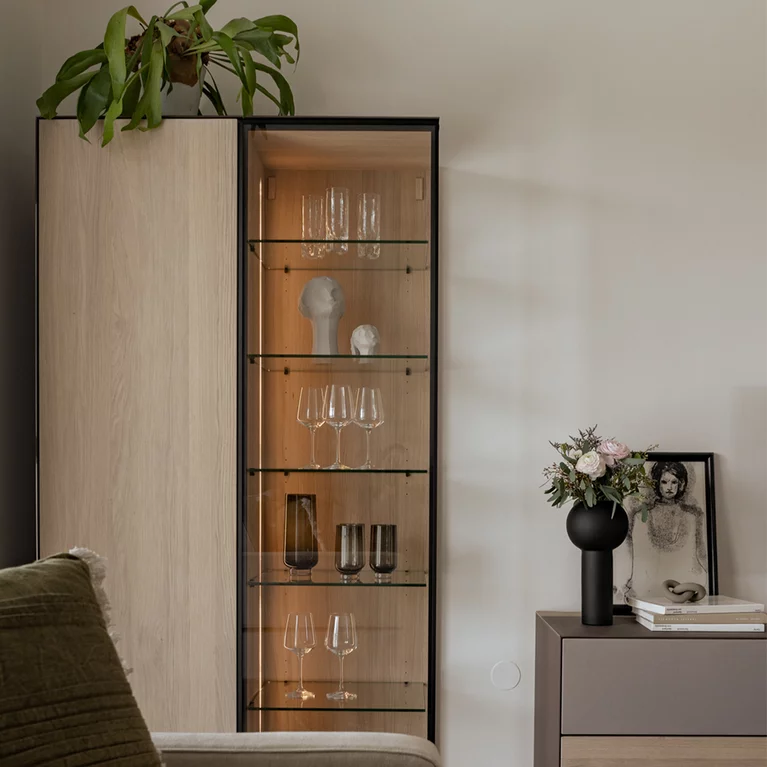 Elegante Vitrine mit Klarglastüre und Beleuchtung in Massiver Eiche Weißoel Elegante cubus pure Vitrine mit Klarglastüre und Beleuchtung in Massiver Eiche Weißoel