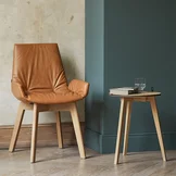 hi! side table in solid oak with the lui plus chair in leather with wooden frame