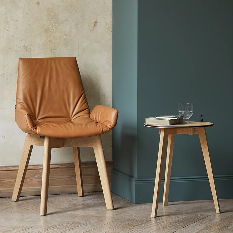 hi! side table in solid oak with the lui plus chair in leather with wooden frame