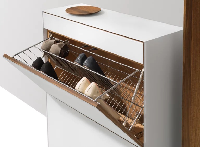 cubus pure Schuhklappenkommode in Nussbaum mit Glasverkleidung, Schuhrost und Schlüsselschale