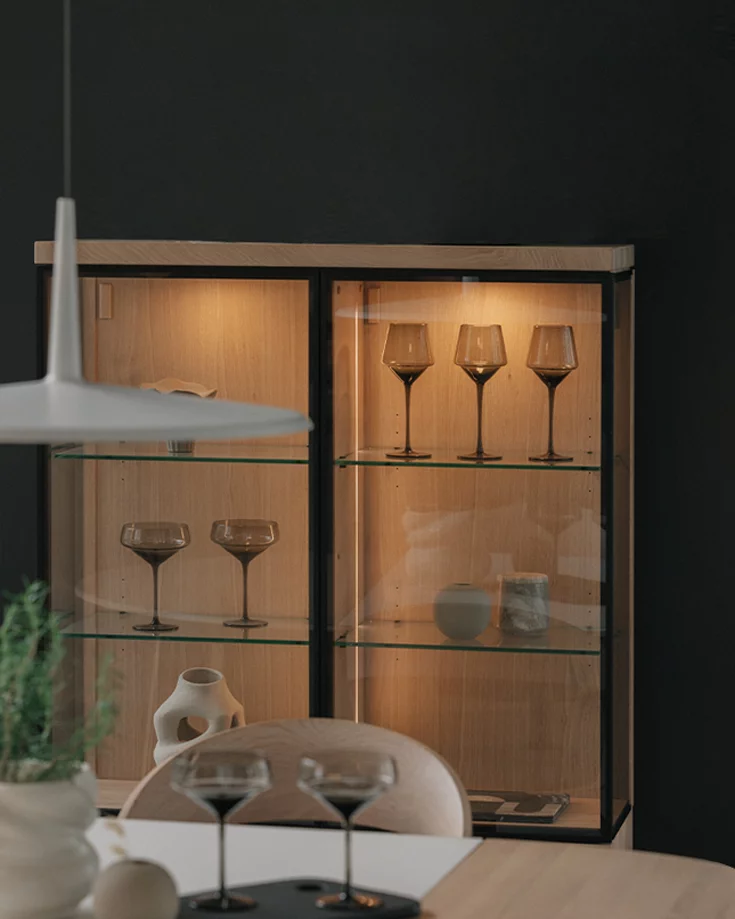 moderne cubus Glasvitrine in Eiche Weißöl massiv mit Klarglas und eleganter Beleuchtung