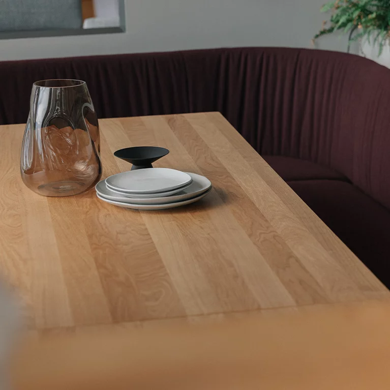 dining table taso extendable solid oak with the elegant flor bench, detailed view