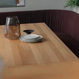 Esstisch taso ausziehbar massiv in Eiche mit der eleganten flor Bank, Detailansicht