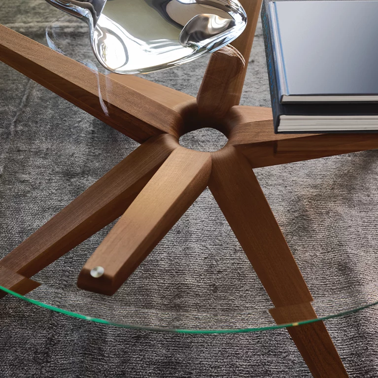 Couchtisch stern aus Holz Nussbaum massiv mit Glasplatte, Detailbild