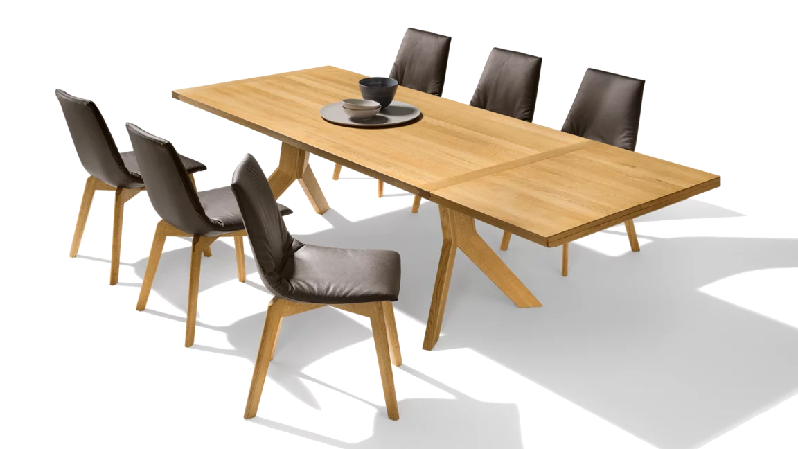 Ausgezogener Esstisch yps aus Massivholz in Eiche mit eleganten lui Stühlen