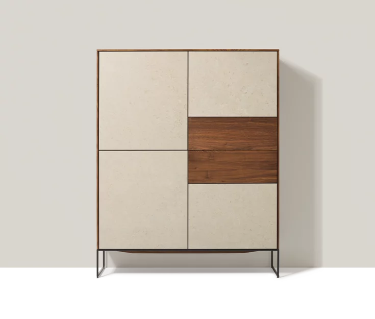 Modernes Highboard aus Massivholz mit MDi Frontelementen Modernes Highboard in Nussbaum Massivholz mit hellen masai blanco plus MDi Frontelementen auf Kufen