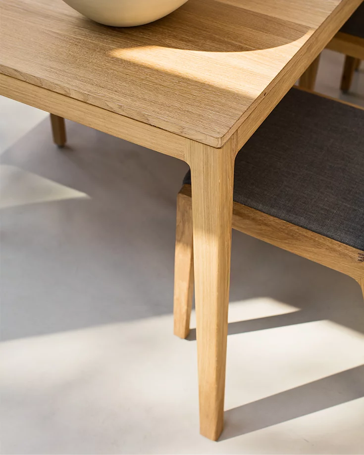 mylon dining table extendable natural wood in oak with the eviva chair detail picture