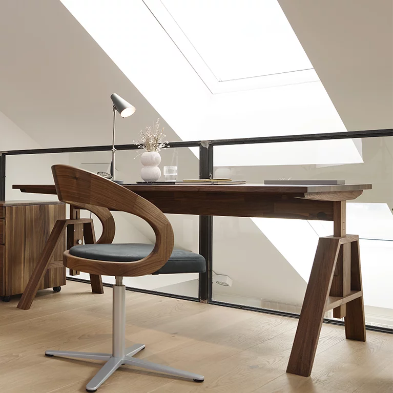 eleganter atelier Schreibtisch mit girado Stuhl und cubus Container in Nussbaum