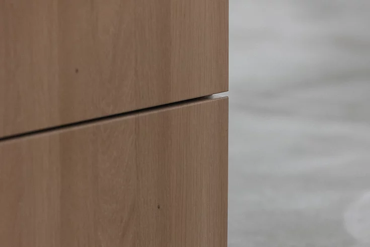 Detailansicht der Laden eines cubus Highboards aus massivem Eichenholz in Weißöl