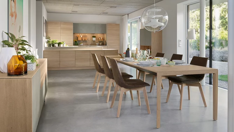 filigno Massivholzküche mit dem tak Esstisch und lui Stühle mit Holzgestell in Eiche Weißöl