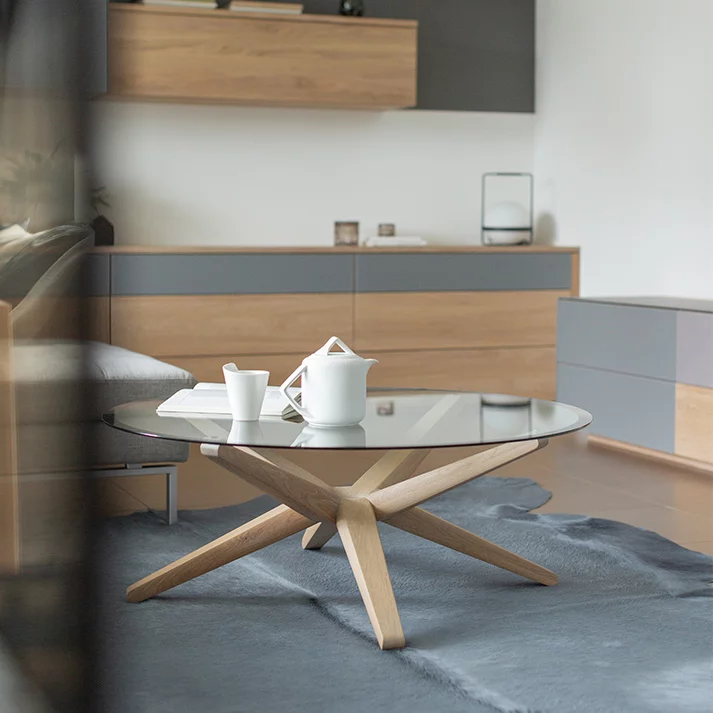 stern Couchtisch in Eiche Weißöl mit Klarglasplatte stern Couchtisch mit skulpturalem Gestell in Sternenform in Eiche Weißöl und Klarglasplatte