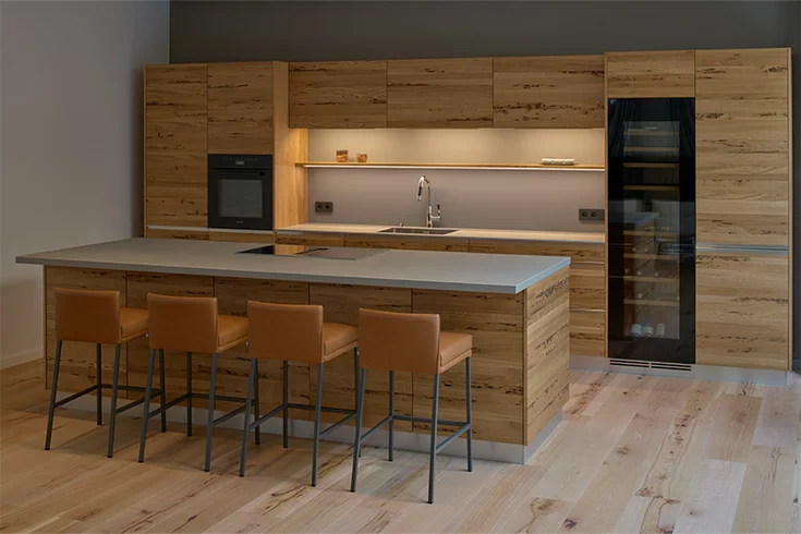 Modern linear kitchen in venetian oak