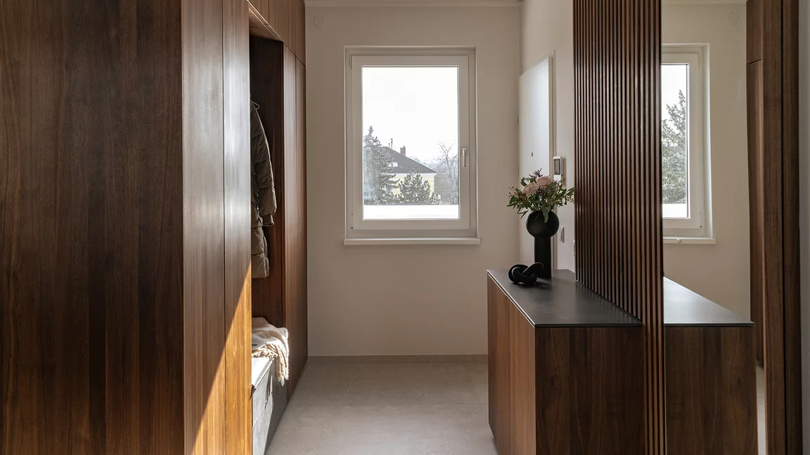 Maßgefertigte Garderobe aus Massivholz und Keramik für die perfekte Raumnutzung Maßgefertigte Garderobe aus massivem Nussbaumholz und dunkler Keramik für die perfekte Raumnutzung